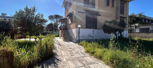 6 rooms House in Rome, Italy No. 23106 2