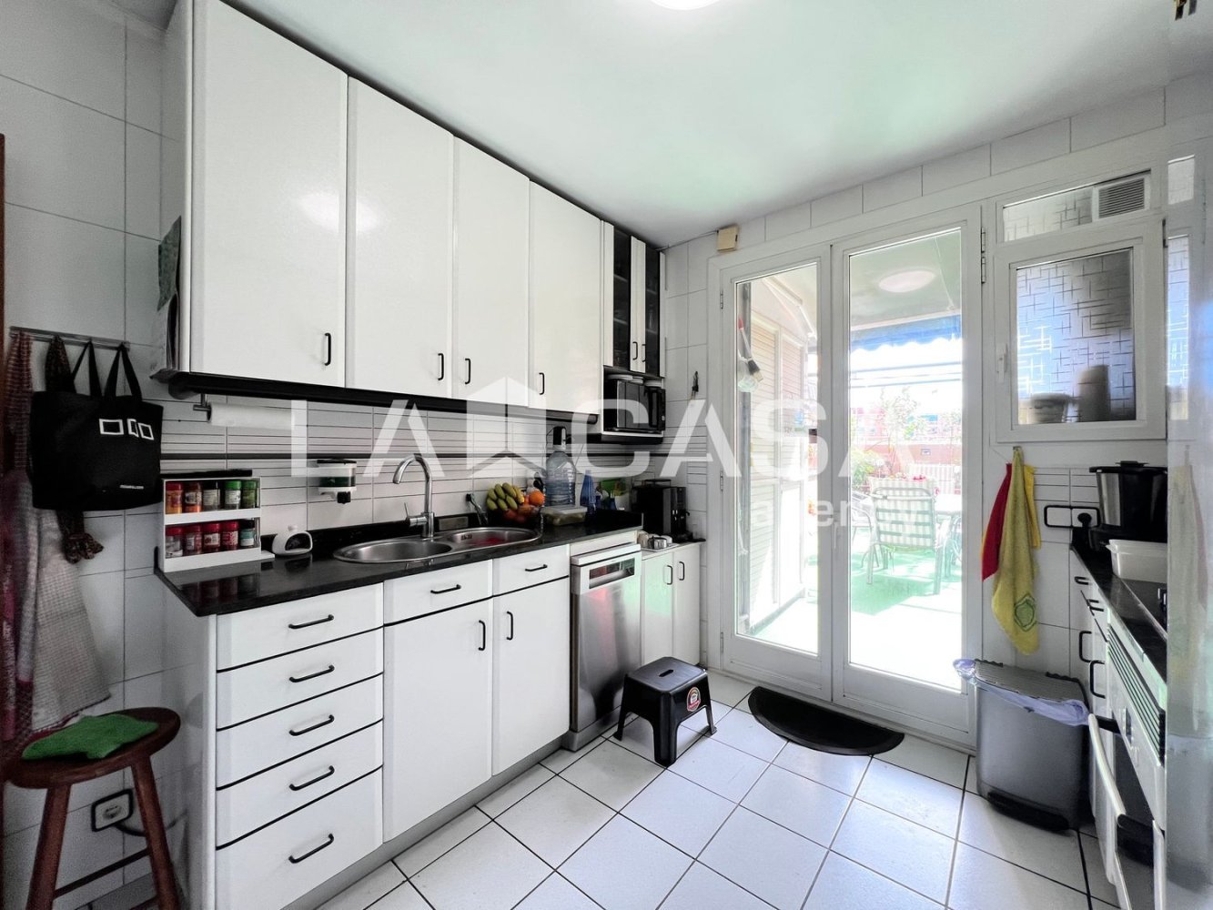 Дом с 3 спальнями в Бадалона, Испания № 22071