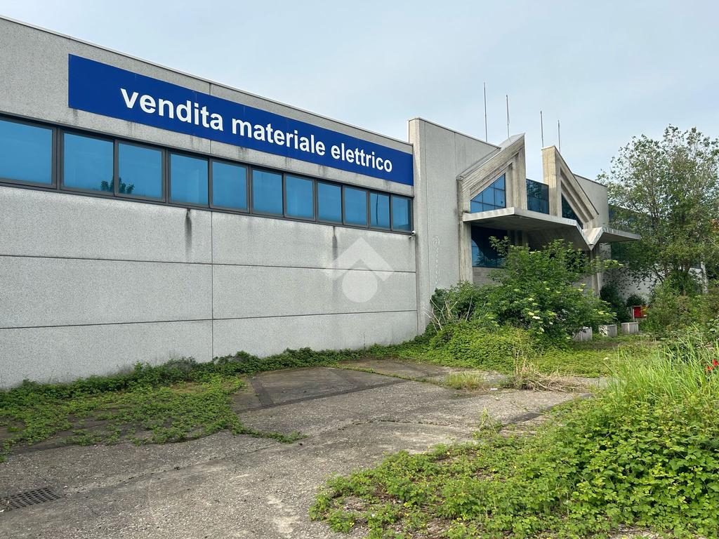 Almacén de 3 habitaciónes en Brescia, Italy No. 122359