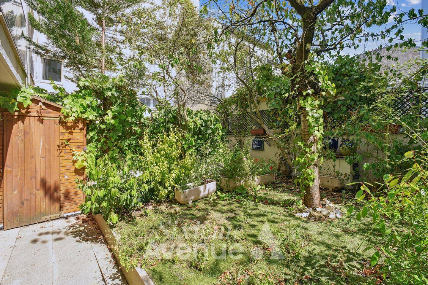 2 bedrooms Apartment in Paris, France No. 309611