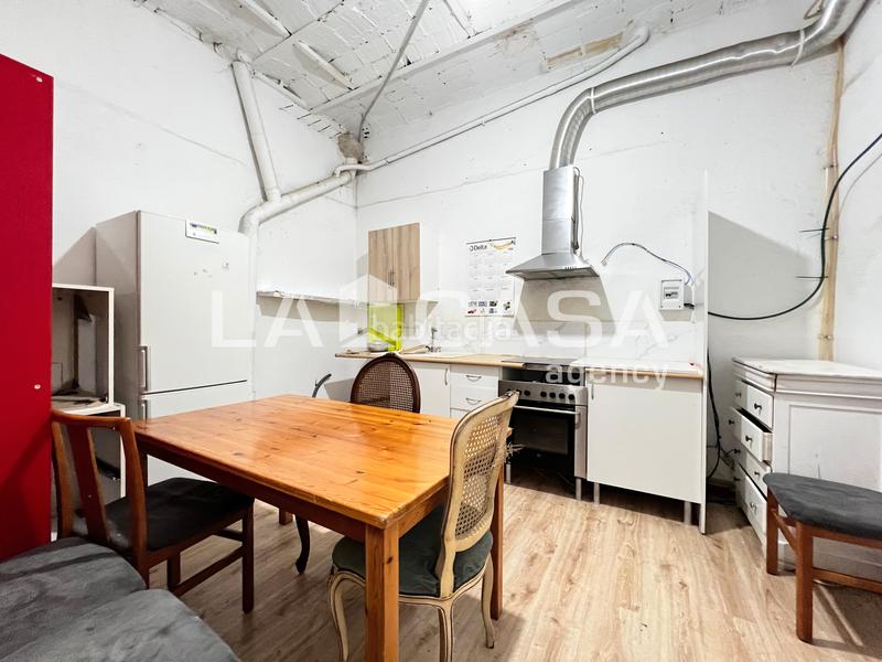  عقار تجاري في Sant Adria De Besos, Spain 219متر مربع رقم 138268