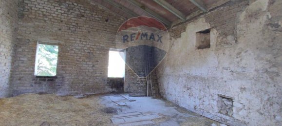 4 rooms House in Foligno, Italy No. 136635 8