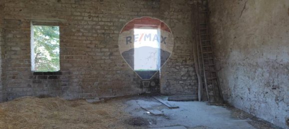 4 rooms House in Foligno, Italy No. 136635 10