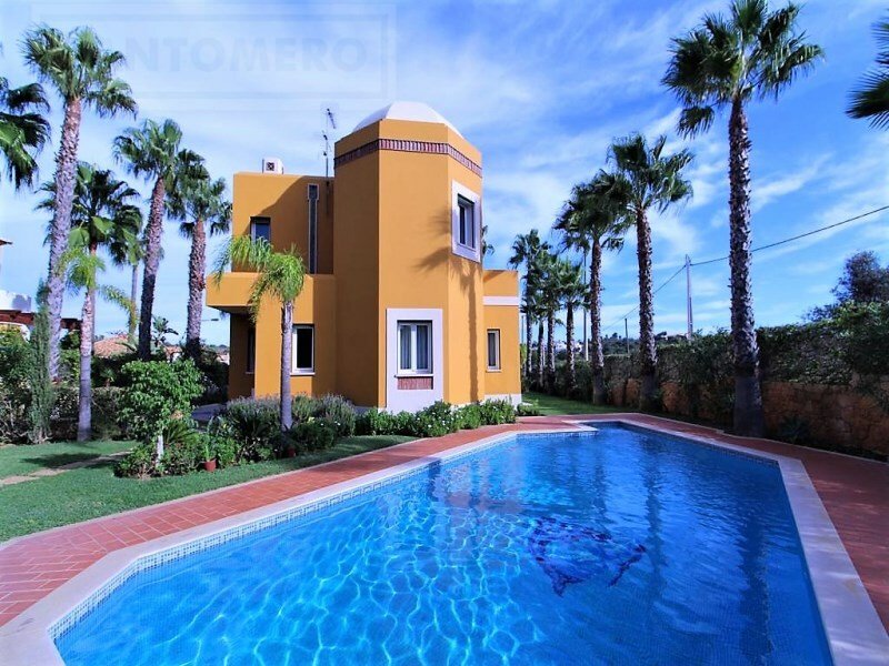 4 bedrooms Villa in Guia, Portugal No. 131004