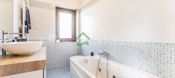 Дом с 5 комнатами в Помеция, Италия № 36784 17