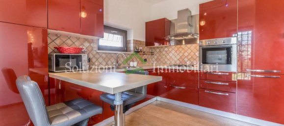 Дом с 5 комнатами в Помеция, Италия № 36784 4