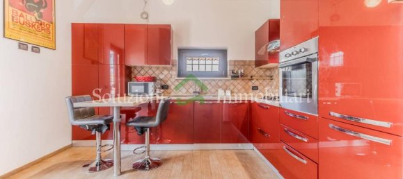 Дом с 5 комнатами в Помеция, Италия № 36784 3