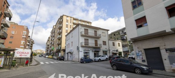 2 rooms Commercial property in Catanzaro, Italy No. 293789 2