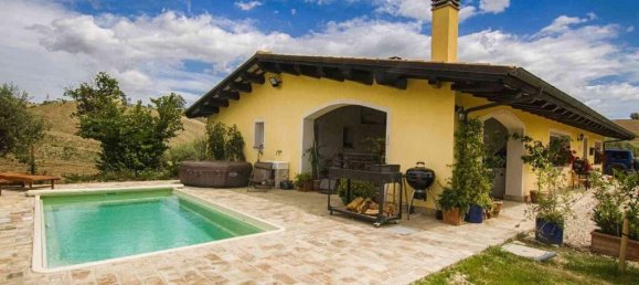 3 bedrooms Villa in Penne, Italy No. 260813 5