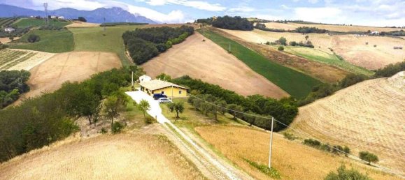 3 bedrooms Villa in Penne, Italy No. 260813 3