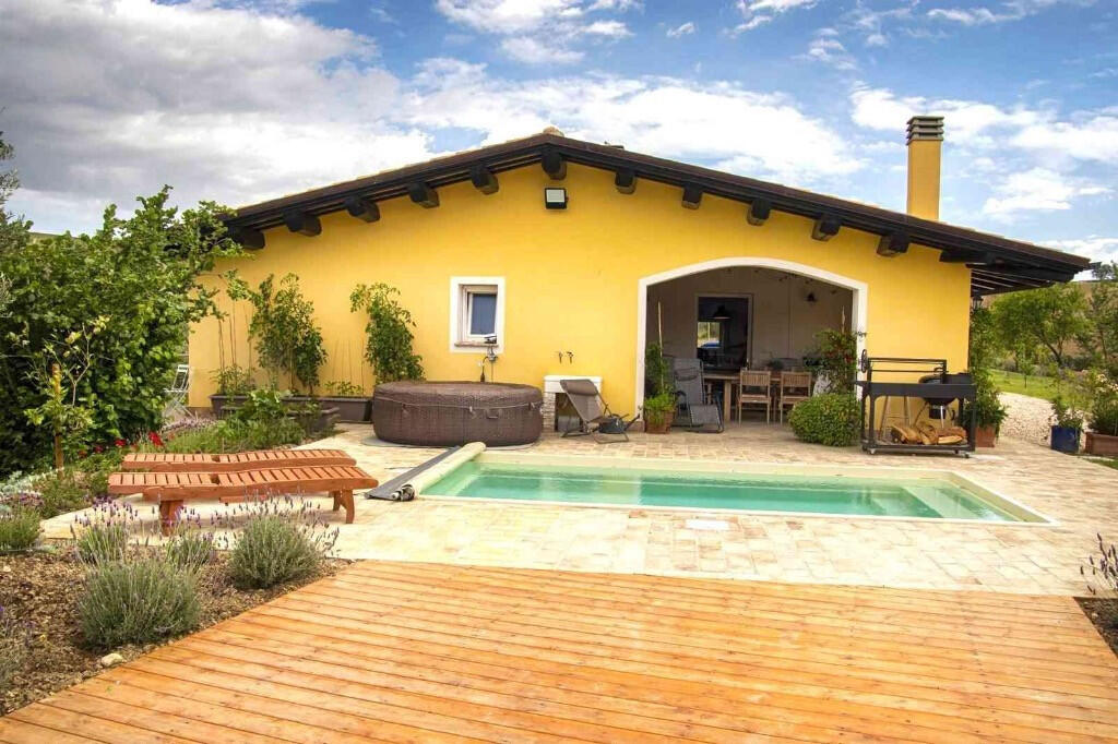 3 bedrooms Villa in Penne, Italy No. 260813