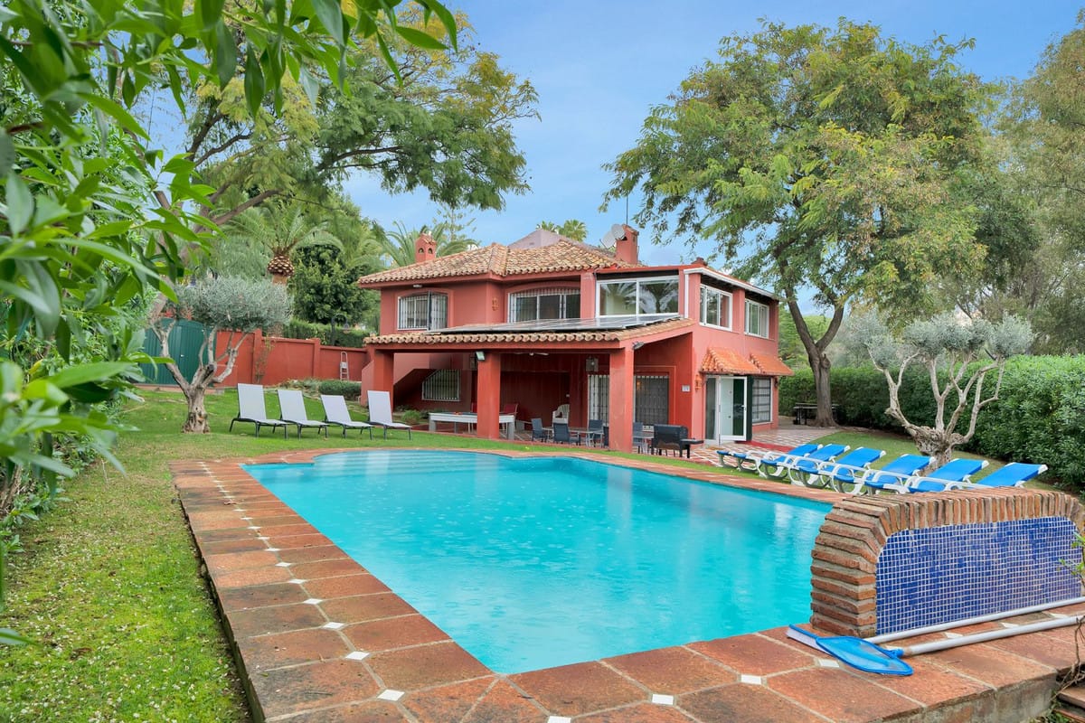 6 bedrooms Villa in Marbella, Spain No. 130071