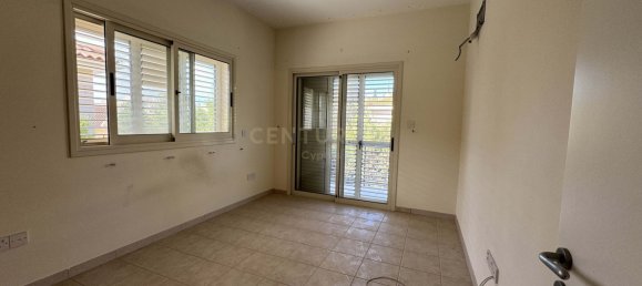 3 bedrooms Villa in Pyrgos, Cyprus No. 3892 2