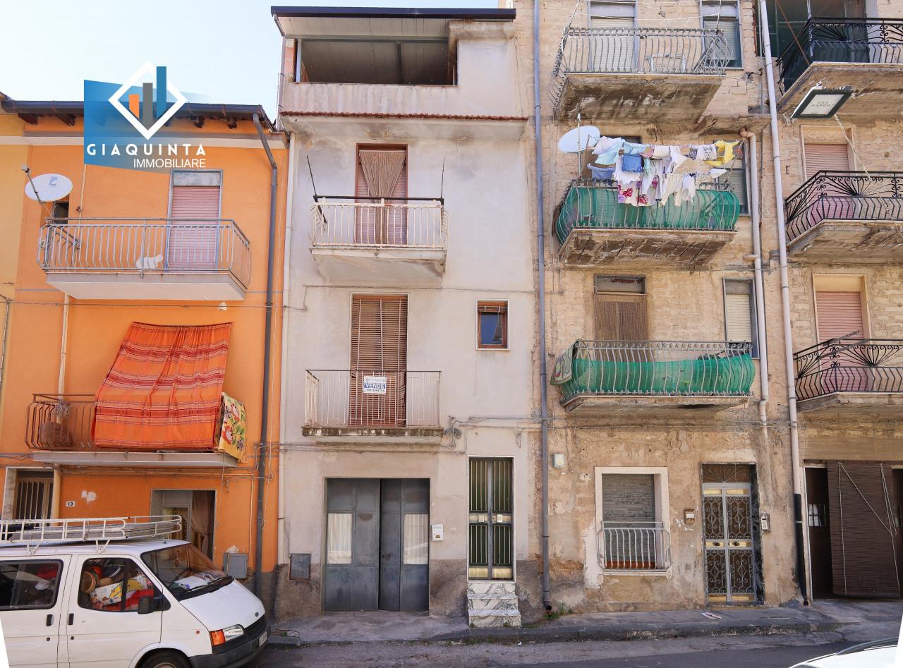 5 rooms House in Palagonia, Italy No. 231704