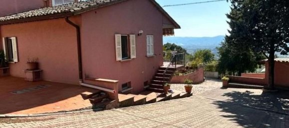 Casa de 5 divisões em Assisi, Italy N.º 23840 23