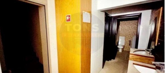 266m² Commercial property in Odivelas, Portugal No. 232175 10