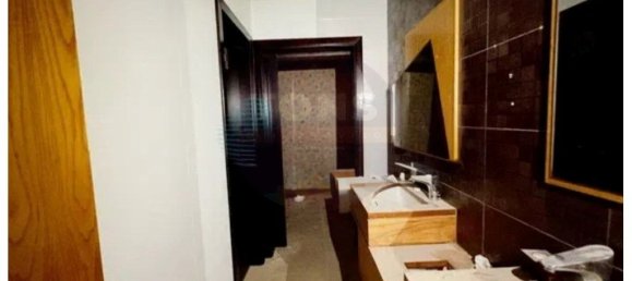 266m² Commercial property in Odivelas, Portugal No. 232175 9