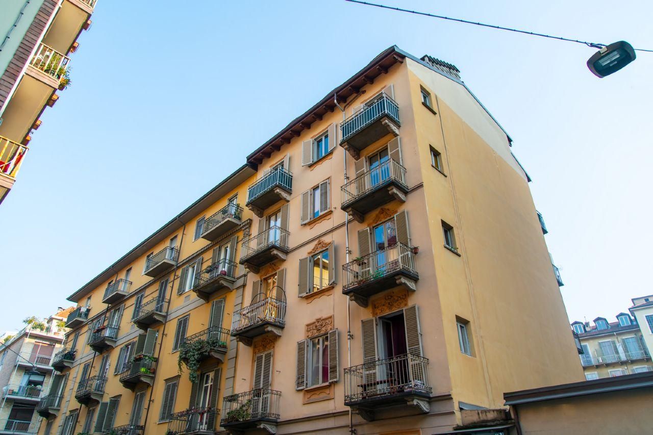 5 rooms Apartment in Turin, Italy No. 29920