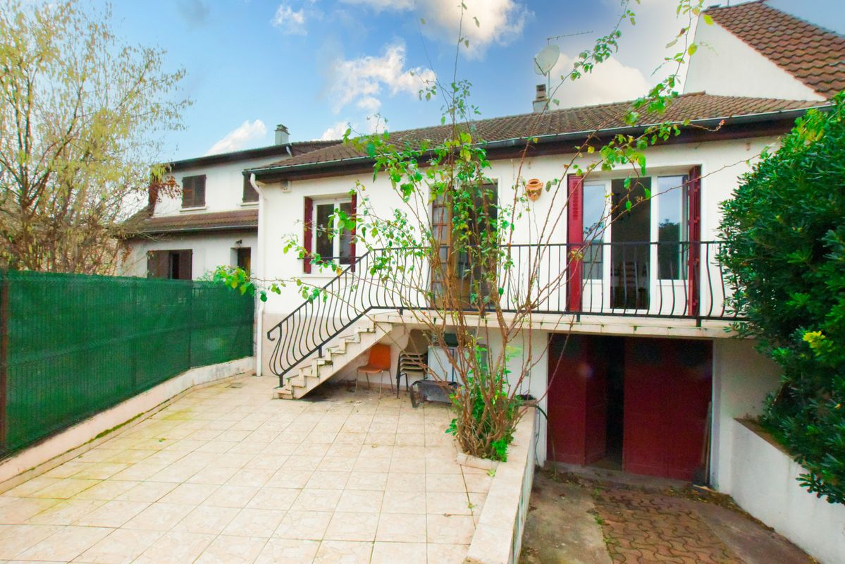 Casa de 2 dormitorios en Colombes, France No. 148766