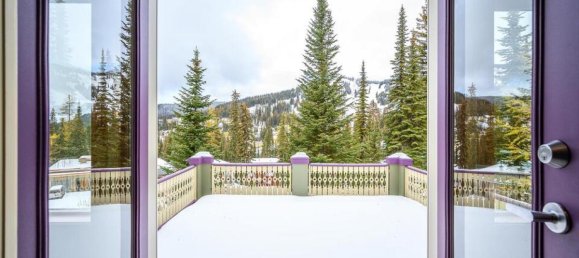 6 bedrooms House in British Columbia, Canada No. 1270 10