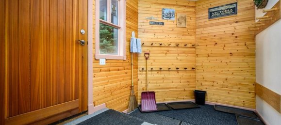 6 bedrooms House in British Columbia, Canada No. 1270 2