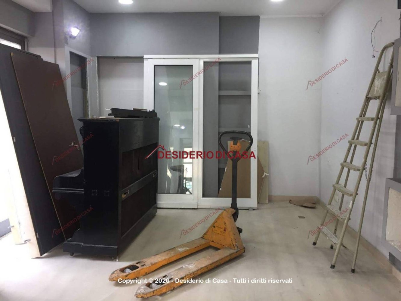 Propiedad comercial de 2 habitaciónes en Palermo, Italy No. 71687