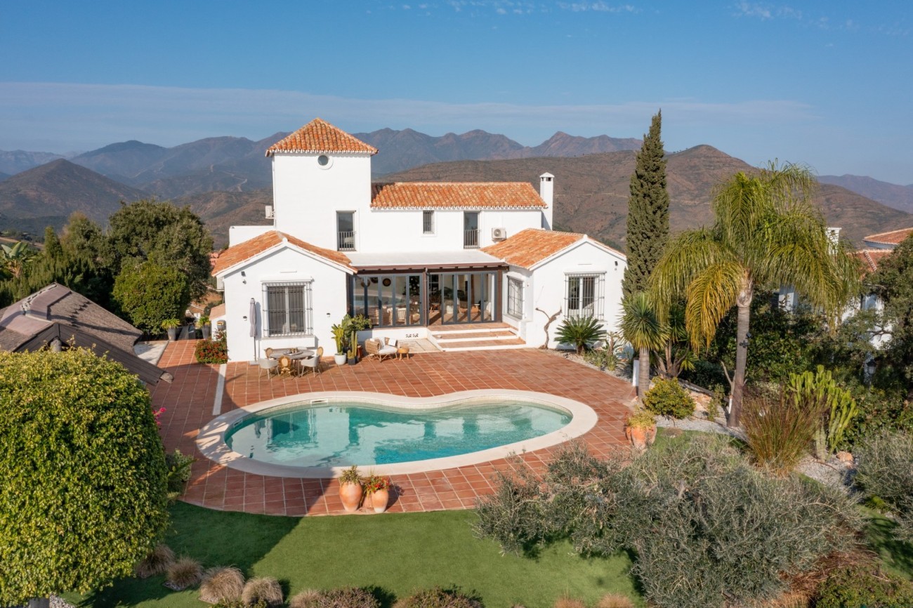 5 bedrooms Villa in Marbella, Spain No. 57112