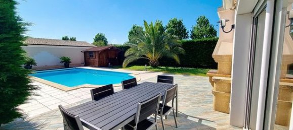 3 bedrooms House in Aytre, France No. 313755 2