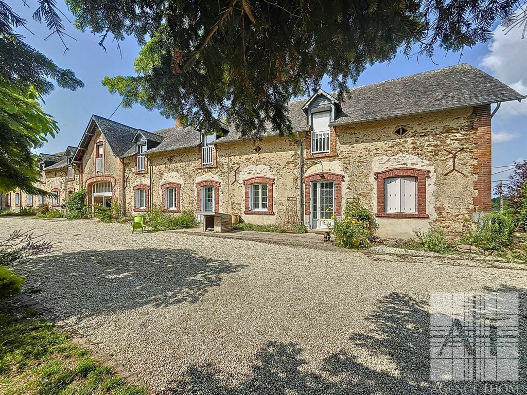 11 bedrooms House in Mayenne, France No. 299995