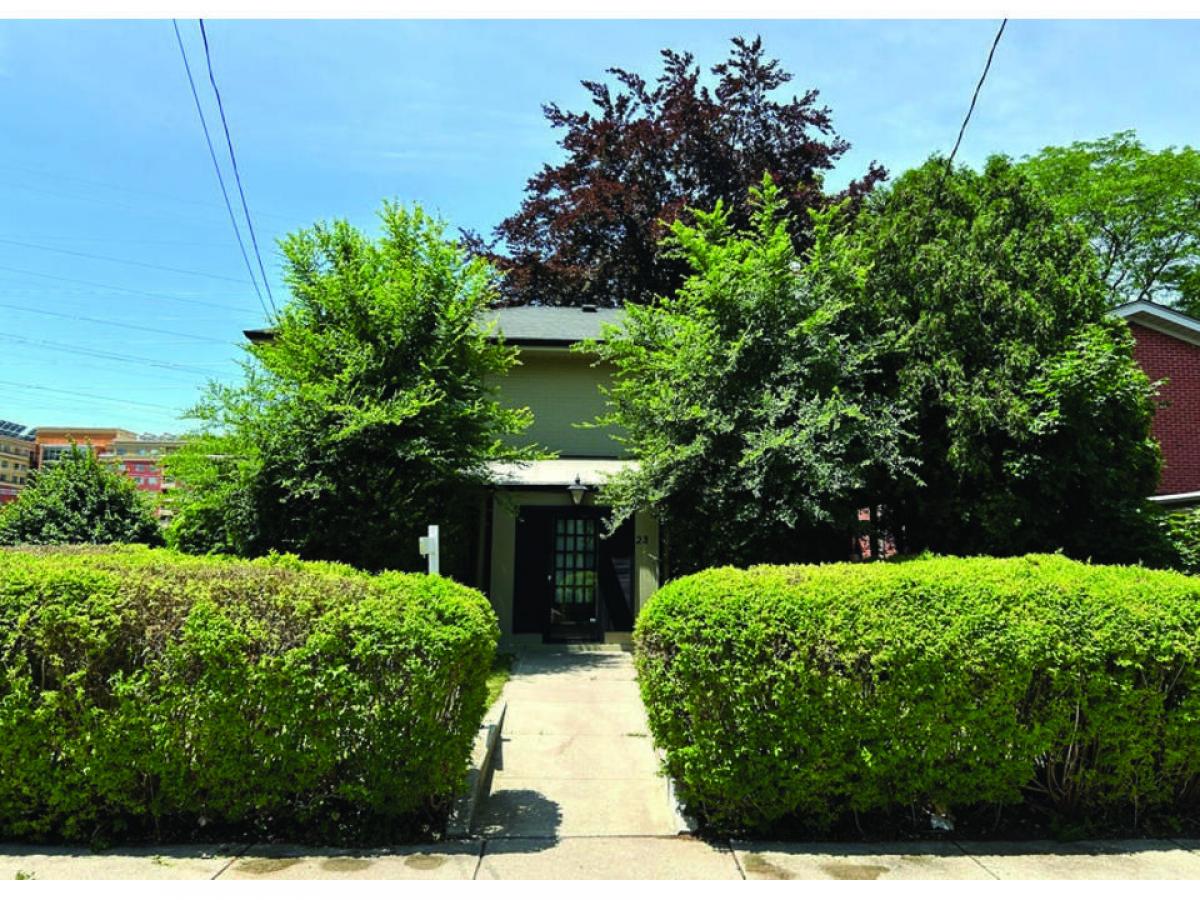 4 bedrooms House in Hamilton, Canada No. 1022