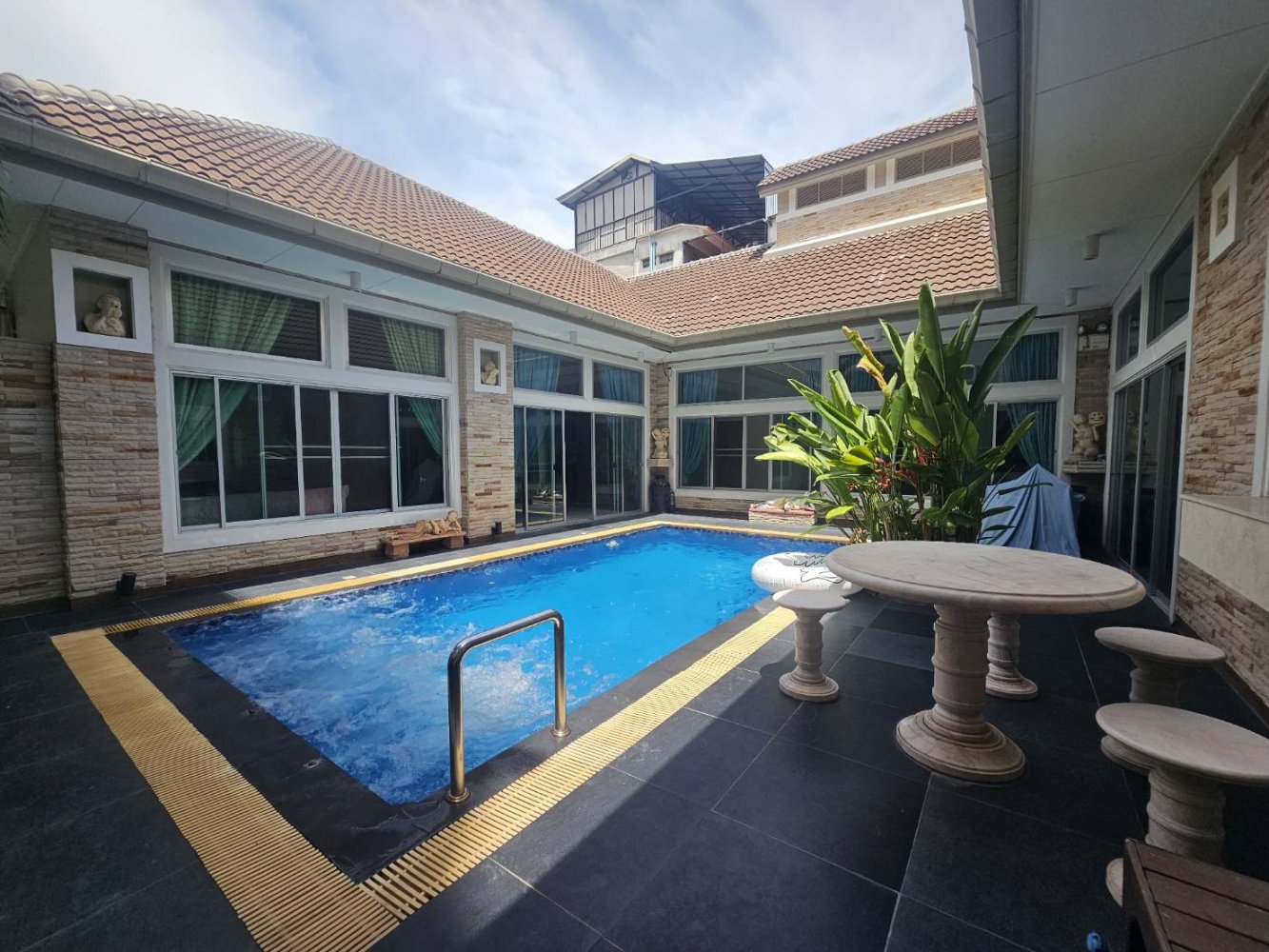 5 chambres house à louer à Pattaya, Chonburi, Eastern Thailand, Thailand № 58767