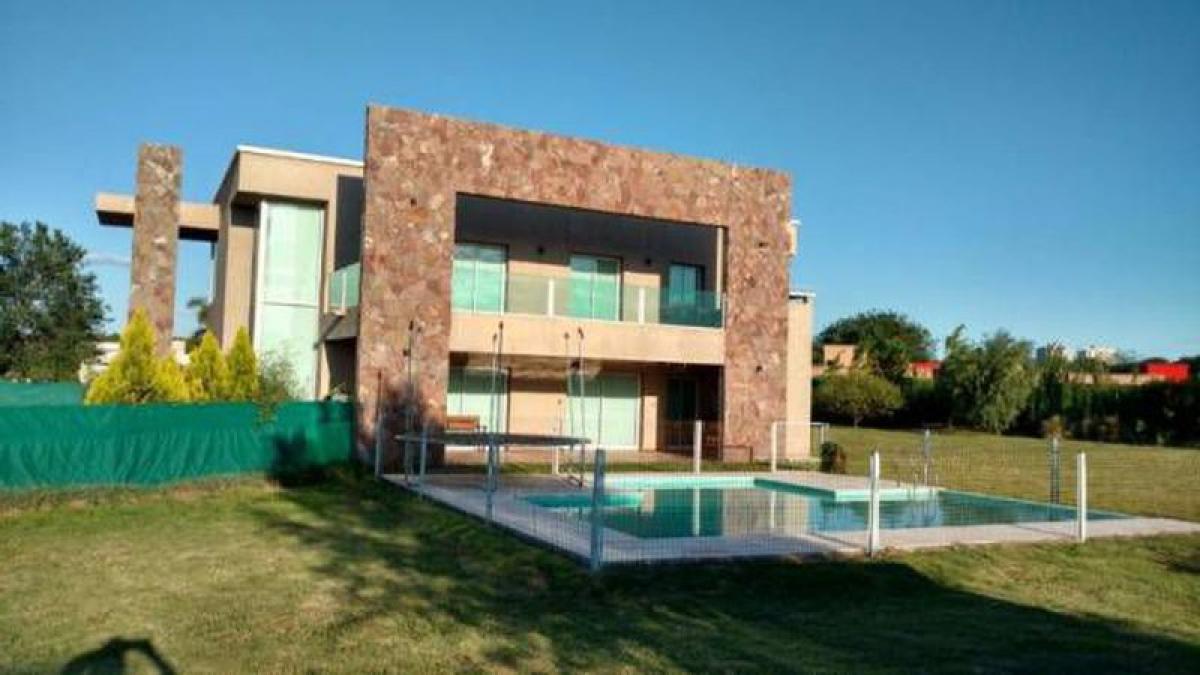 3 bedrooms House in Cordoba, Argentina No. 19696