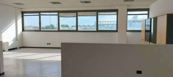 225m² Commercial property in Vicenza, Italy No. 350306 2