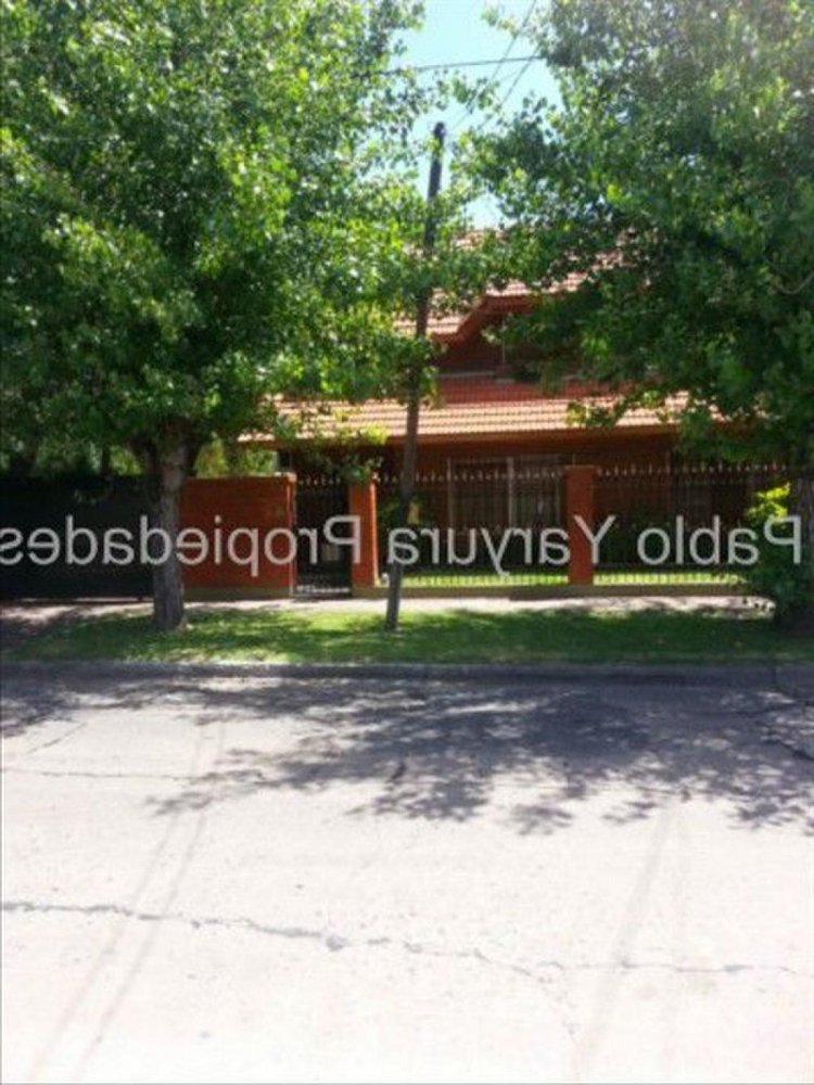 5 bedrooms House in Hurlingham, Argentina No. 84900