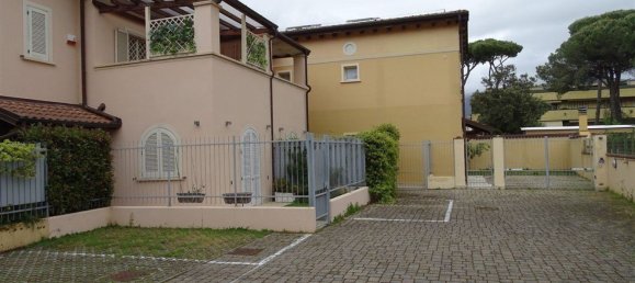 Casa de 3 dormitorios en Montignoso, Italy No. 316753 3