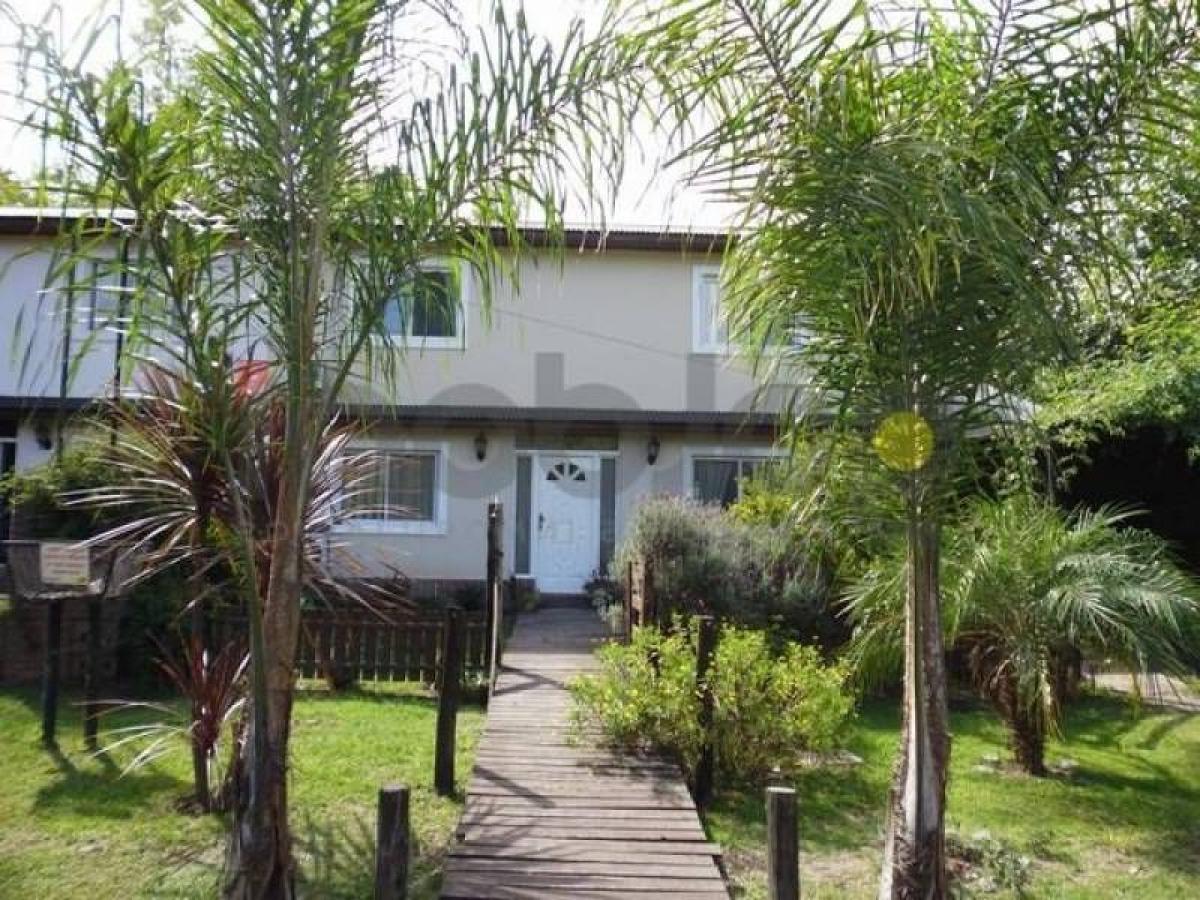 3 bedrooms House in Berazategui, Argentina No. 84737