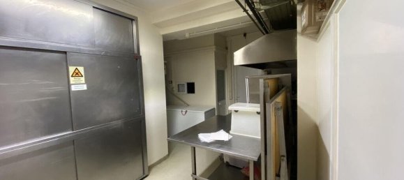 266m² Commercial property in Odivelas, Portugal No. 127239 11