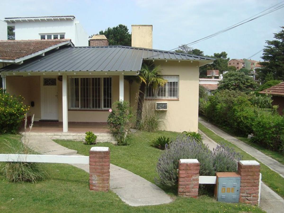 3 bedrooms House in Mar del Plata, Argentina No. 77080