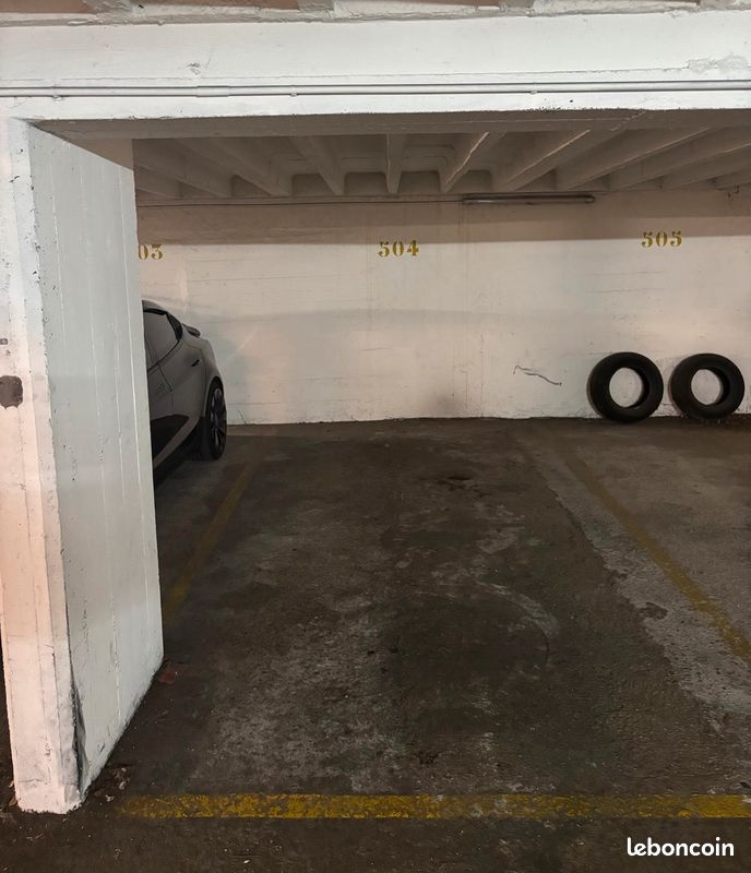  Parking in Paris, France No. 328144