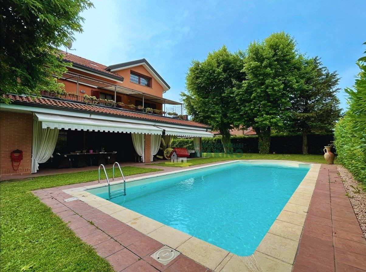 3 bedrooms Villa in Segrate, Italy No. 166703