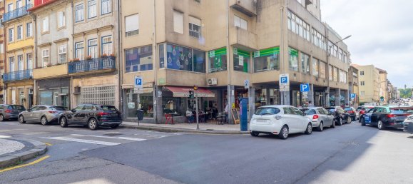 227m² Building in Porto, Portugal No. 120087 2