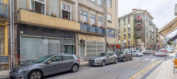 227m² Building in Porto, Portugal No. 120087 5