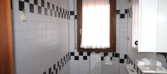 3 rooms Apartment in Terranuova Bracciolini, Italy No. 230728 16