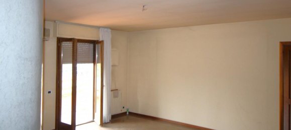 3 rooms Apartment in Terranuova Bracciolini, Italy No. 230728 11