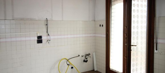 3 rooms Apartment in Terranuova Bracciolini, Italy No. 230728 5