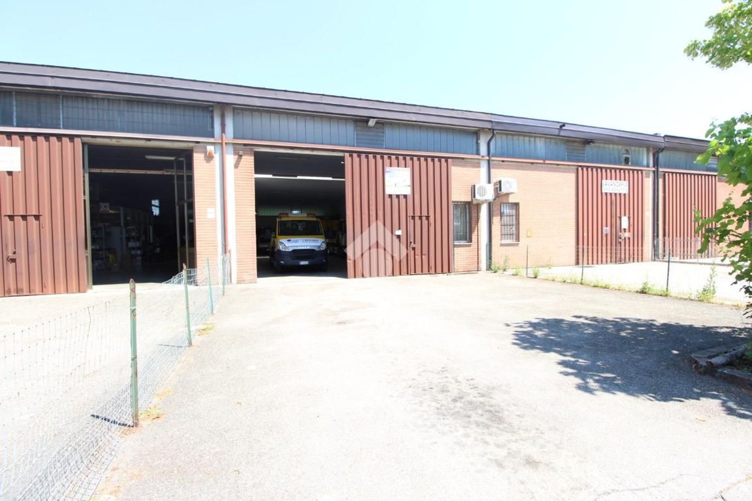 340m² Warehouse in Modena, Italy No. 229802