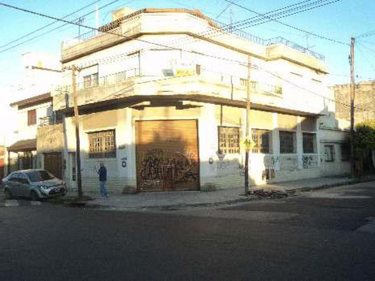 350m² Commercial property in Lanus, Argentina No. 26382