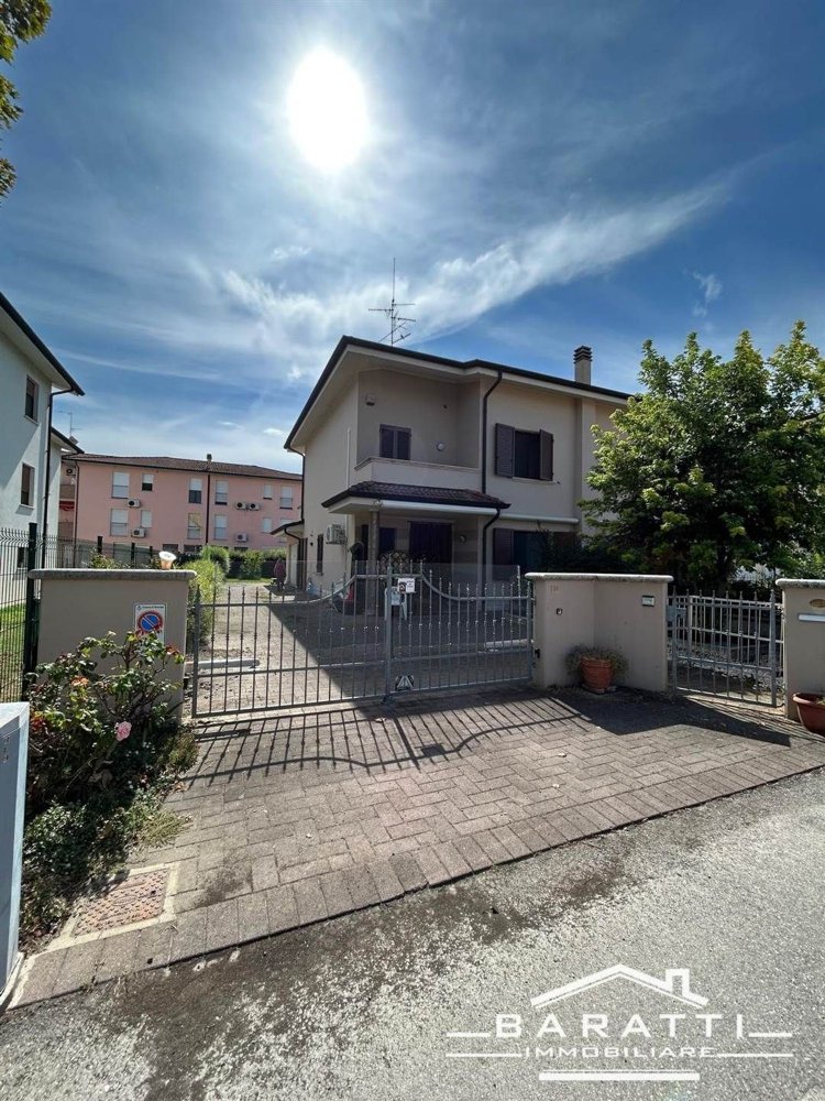 Casa de 8 habitaciónes en Gonzaga, Italy No. 275371
