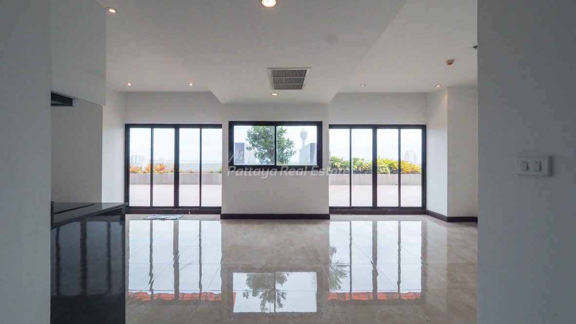 4 bedrooms Condo in Pattaya, Thailand No. 22227