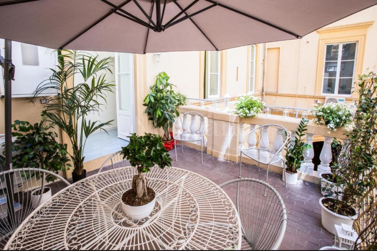 9 rooms Apartment in Naples, Italy No. 385632